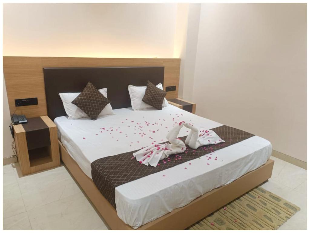 Postel nebo postele na pokoji v ubytování Hotel Premium Rudram Atithi Niwas Varanasi, Near Kashi Vishwanath Temple And Ganga Ghat- Fully Air conditioned & Spacious Room - Prime Location Book It Early