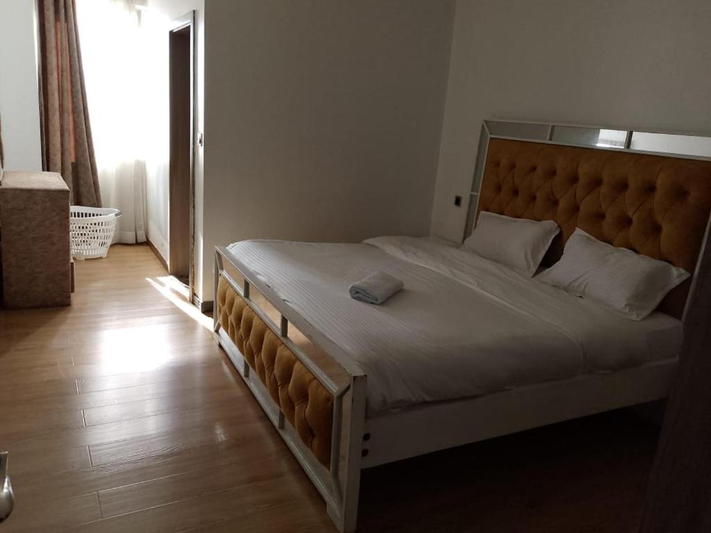 Un pat sau paturi într-o cameră la Blonch's Airbnbs