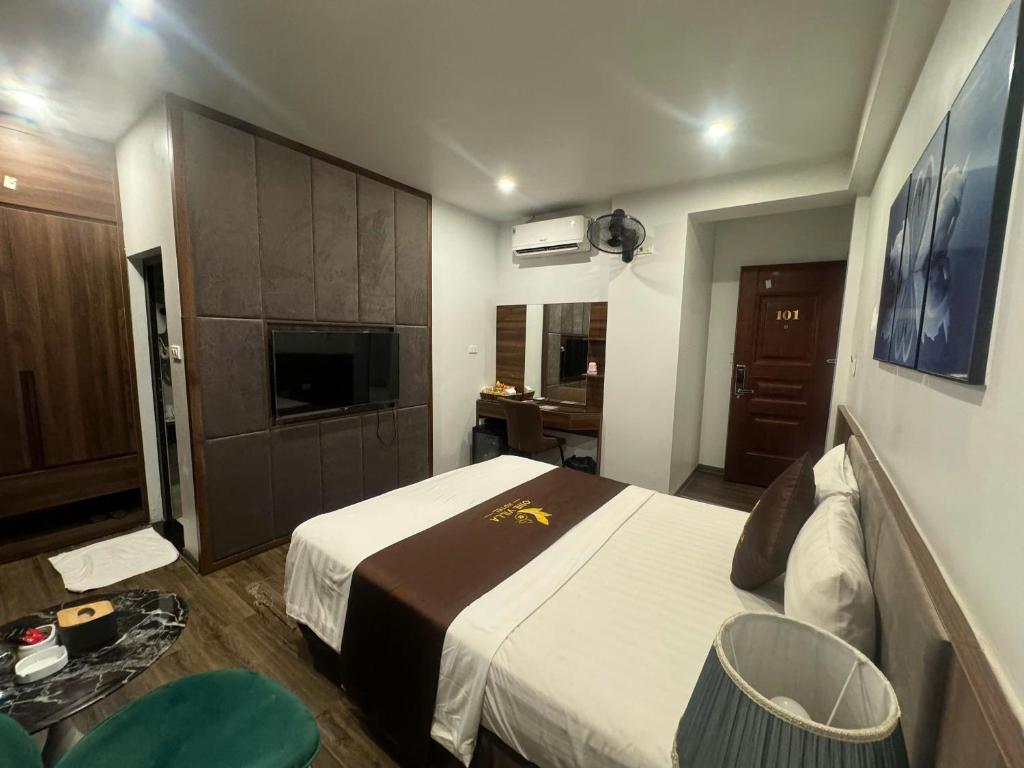 une chambre d'hôtel avec un lit et une télévision dans l'établissement One Villa Hotel 2, à Hanoï