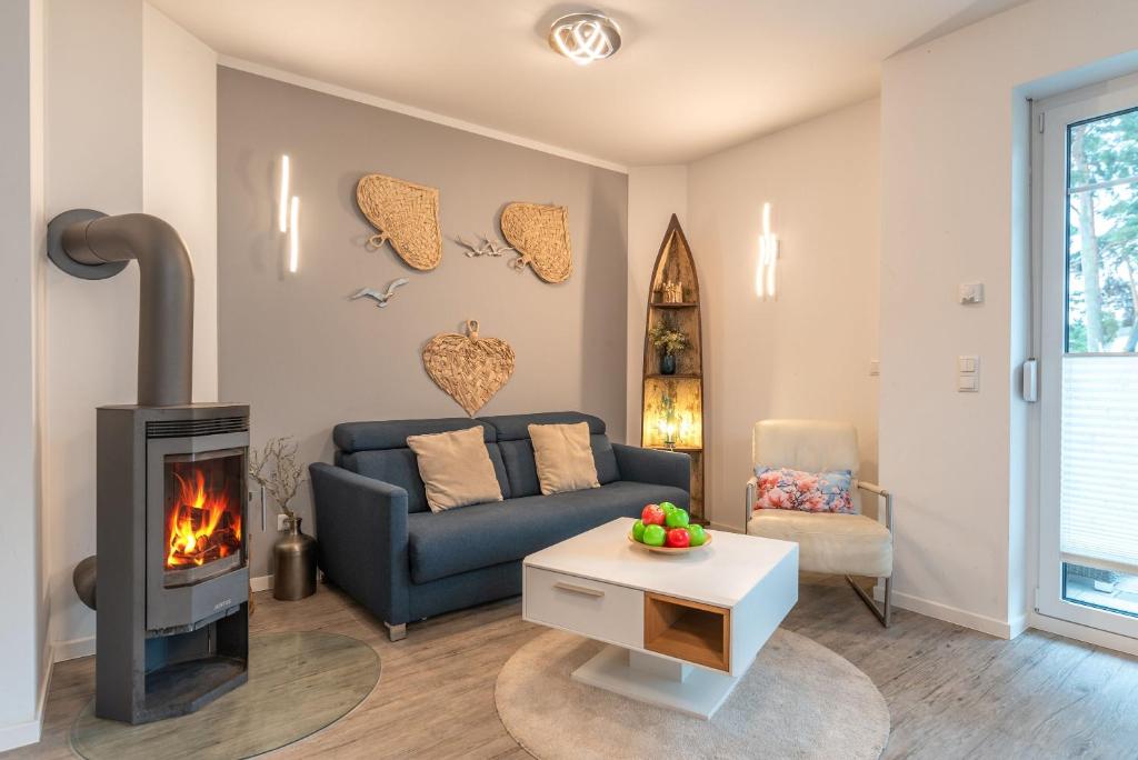 un soggiorno con divano e camino di Ferienhaus Käpt'n Blaubär a Garz