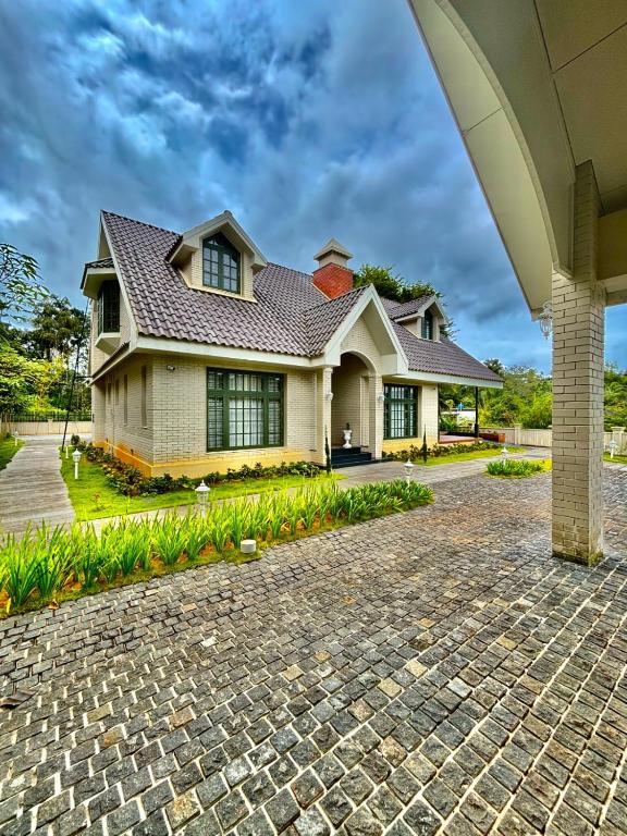 Tòa nhà nơi biệt thự tọa lạc