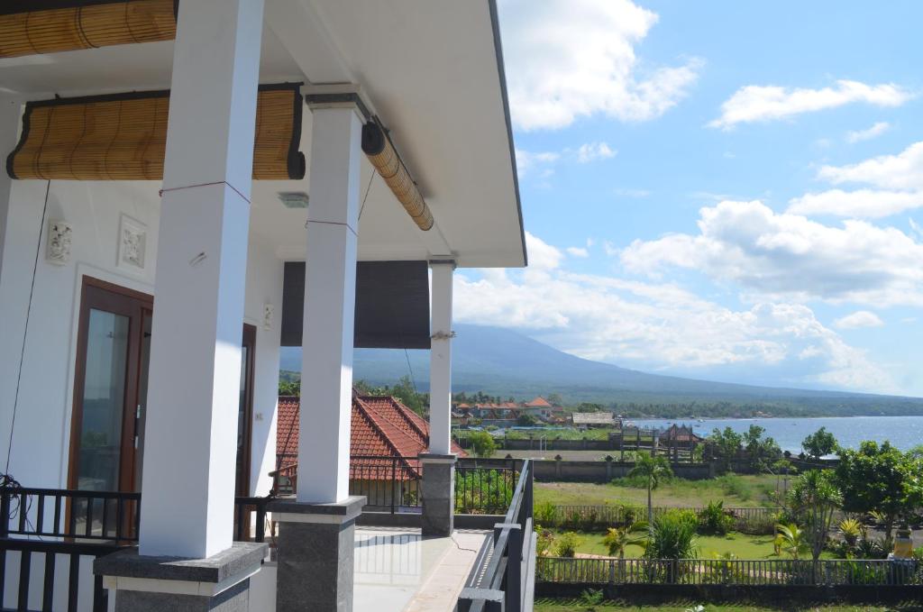 een huis met een balkon met uitzicht op het water bij Rivera Beach in Amed