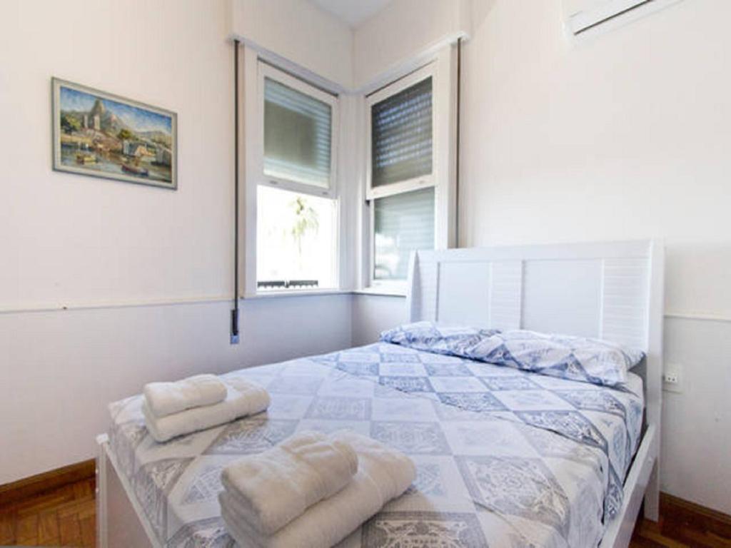 1 dormitorio con 1 cama con 2 toallas en Apartamento Atlantica Rio en Río de Janeiro