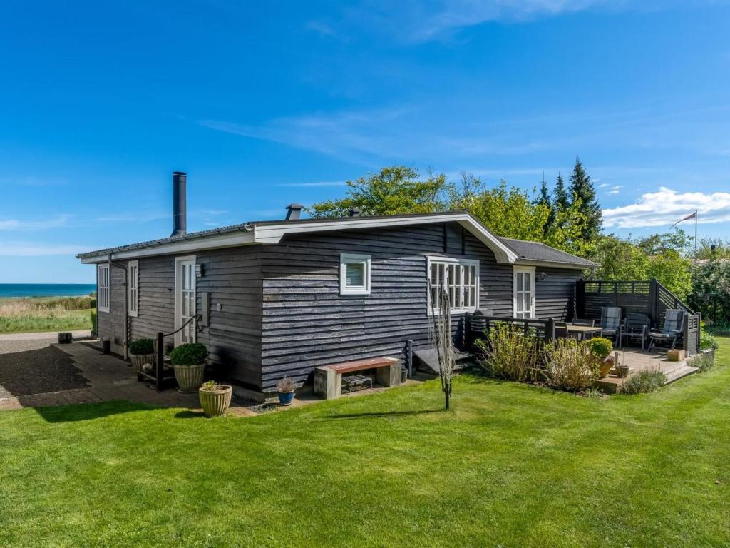 Una pequeña casa en la playa con patio. en Holiday Home Welma - 200m from the sea by Interhome, en Frederikshavn