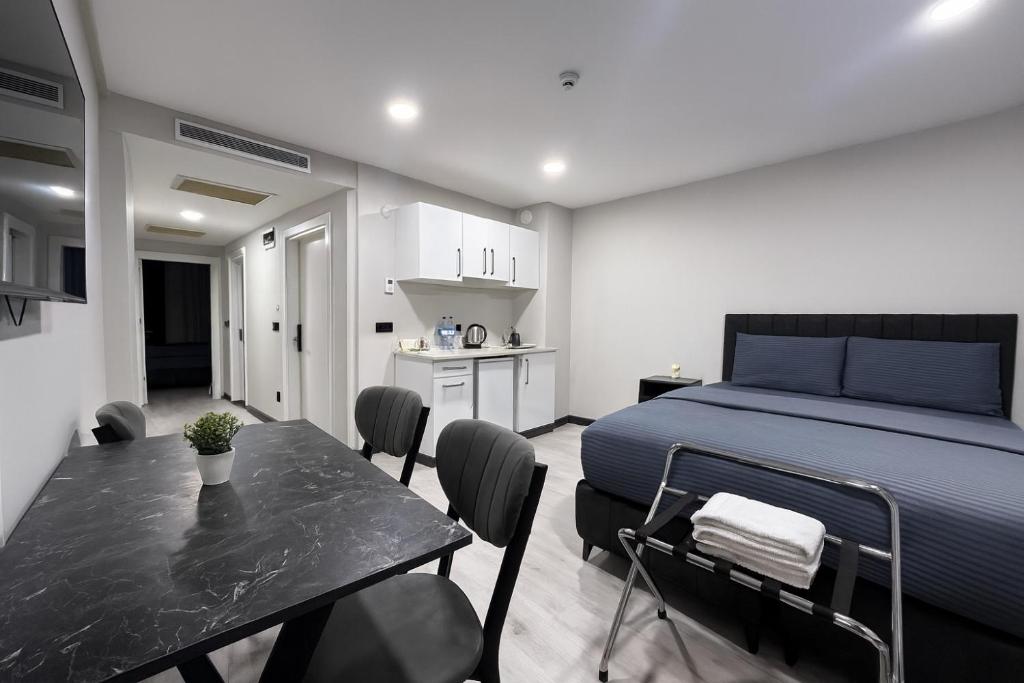 イスタンブールにあるDolapdere Luxury Suites Hotelのベッドとテーブルと椅子のある寝室