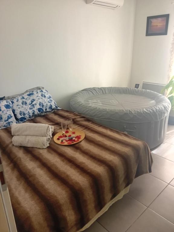 a bed with a plate of fruit on top of it at chambre à Mazan, idéale calme et repos in Mazan
