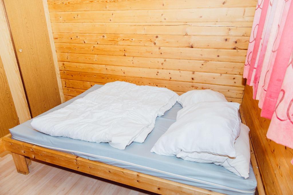 Postel nebo postele na pokoji v ubytování Retro mobilehome Buurgplaaz