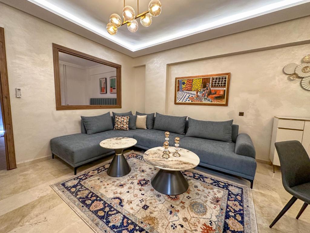 马拉喀什Bel appartement de luxe的客厅里有一张蓝色的沙发和一张桌子