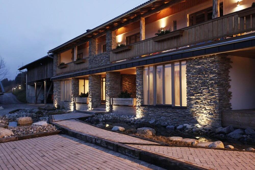 un bâtiment avec une passerelle en briques devant lui dans l'établissement GUT Edelweiss, à Kaprun