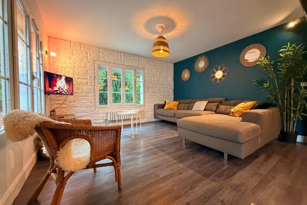 un salon avec un canapé et une chaise dans l'établissement Les Sablons, à La Houssaye-en-Brie