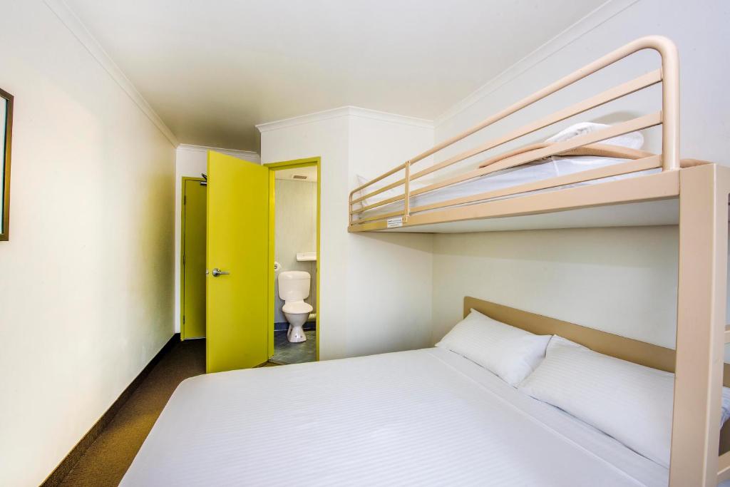 Postel nebo postele na pokoji v ubytování ibis Budget Coffs Harbour