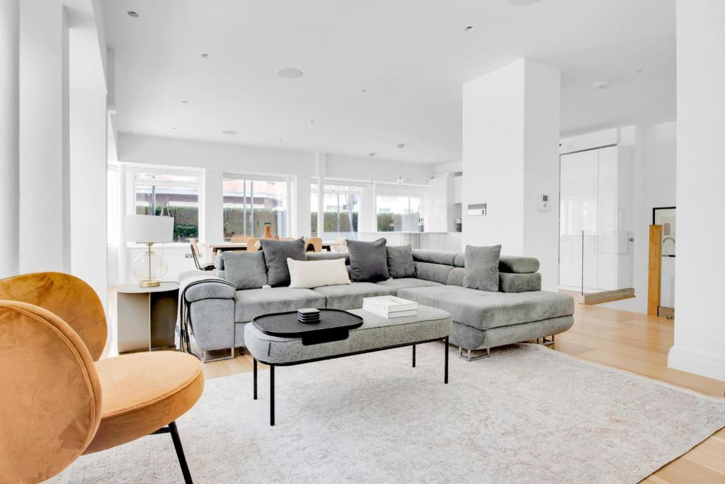 a living room with a couch and a table at Blueground Fitzrovia spa nr Oxford St LON-178 in London