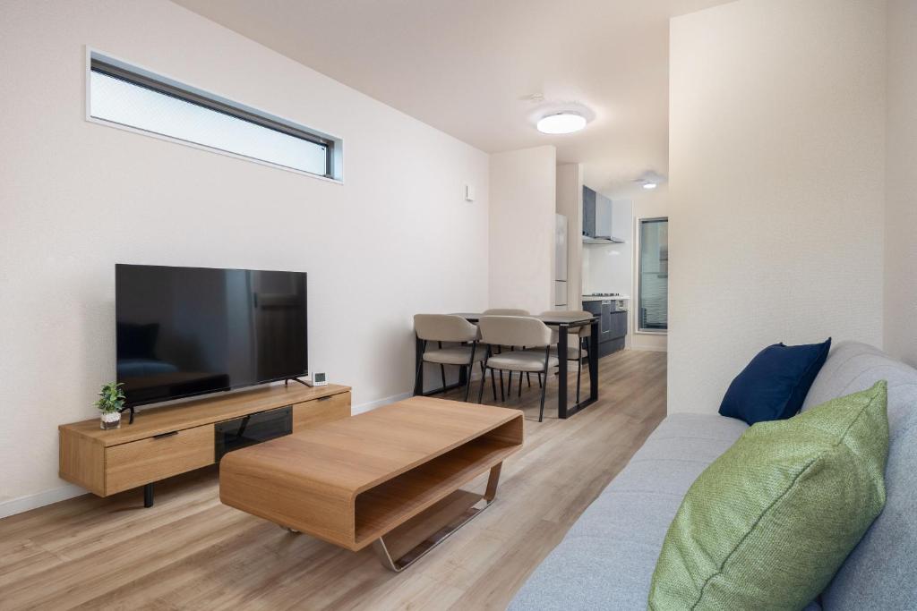 Bridge Stay Midoribashi - Spacious Stay in Higashinari, Easy Access for Osaka Sightseeing, Brand-New Opening in Higashi-Imazato Area, Sleeps up to 10 Guests