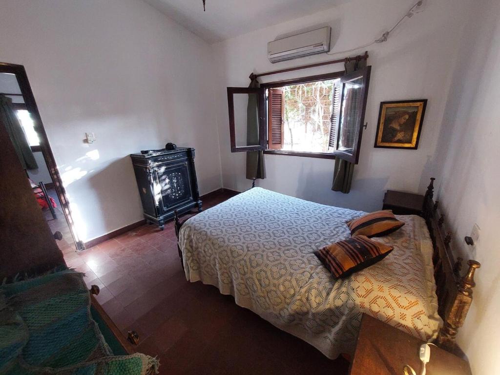 ein Schlafzimmer mit einem Bett und einem Kamin in der Unterkunft Cold Fence in Frías