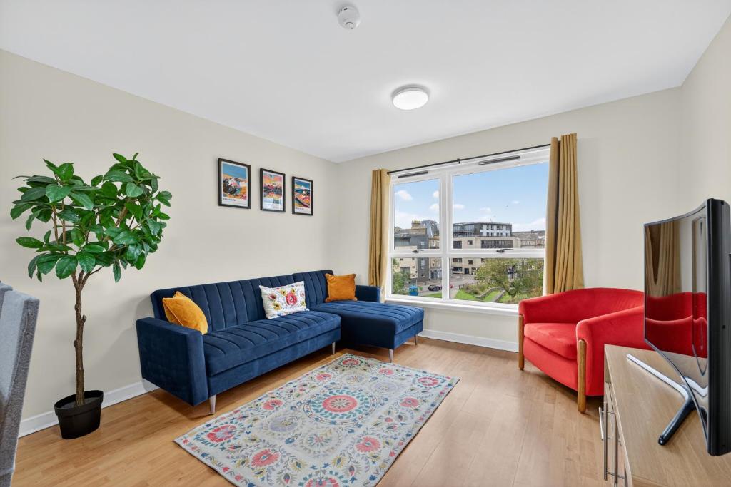Hotel Modern 2-Bedroom flat in Glasgow city centre, near Galsgow Green, a living room with a couch and a tv at Modern 2-Bedroom flat in Glasgow city centre, near Galsgow Green in Glasgow