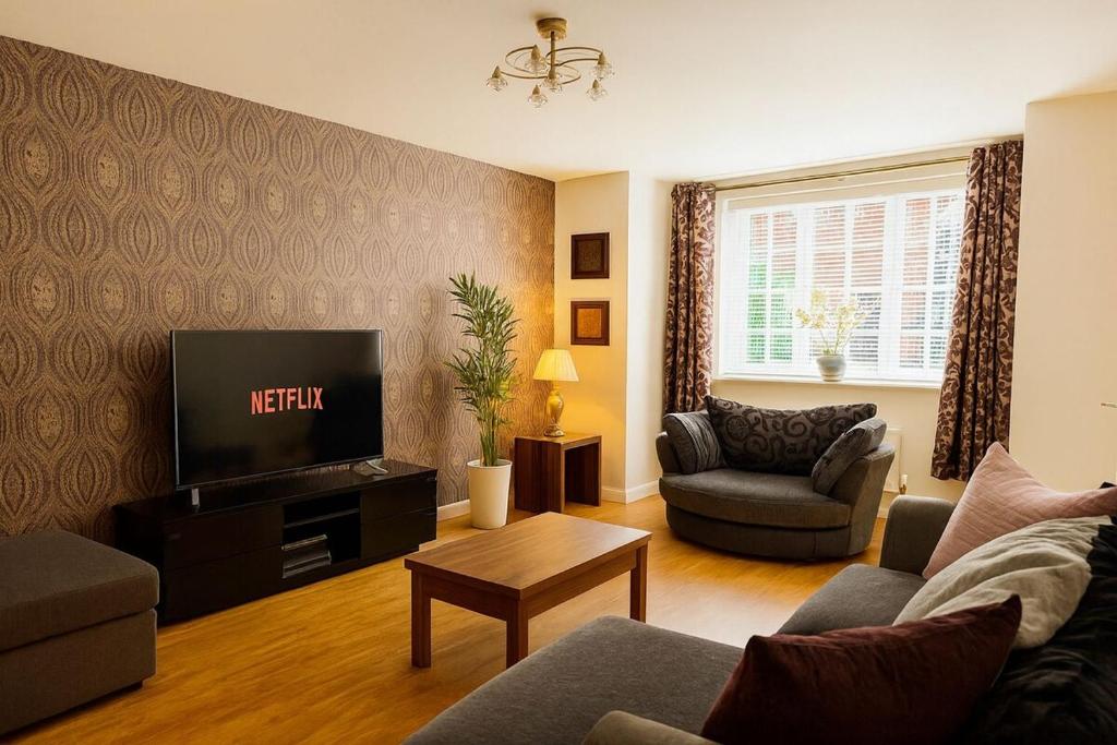 Μια τηλεόραση ή/και κέντρο ψυχαγωγίας στο Spacious I Off Street Parking I Families & Contractors