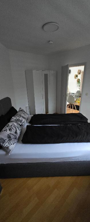 1 dormitorio con 1 cama grande con sábanas negras en Smartes City Apartment - Top Location!, en Halle an der Saale
