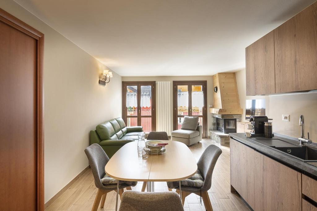 una cucina e un soggiorno con tavolo e sedie di Cima del ricordo a Pontagna