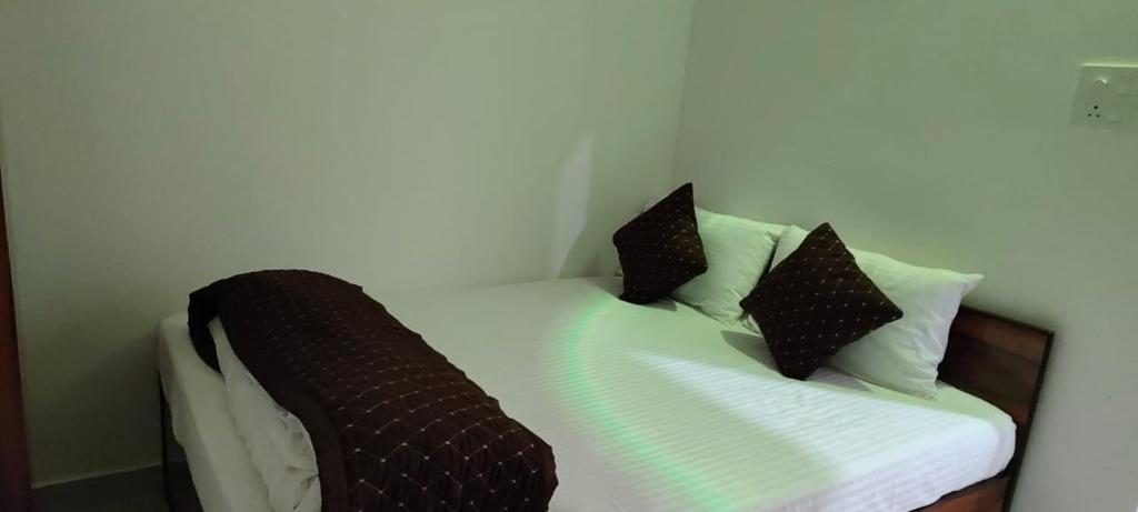 Postel nebo postele na pokoji v ubytování Hotel vaishnavi