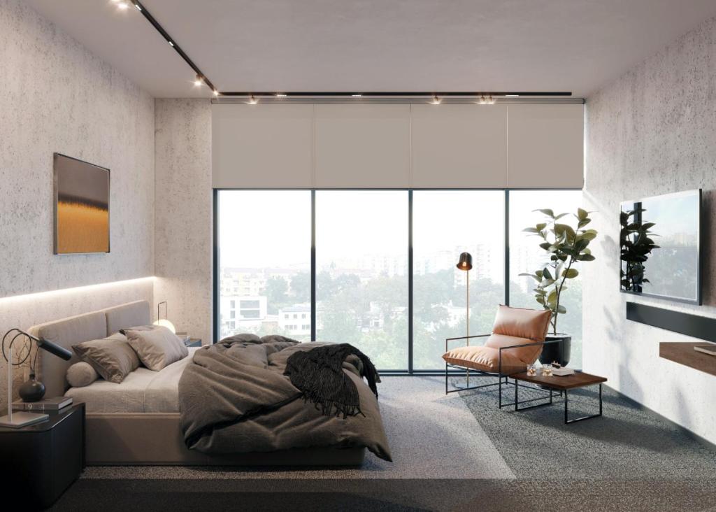 ein Schlafzimmer mit einem Bett und einem großen Fenster in der Unterkunft West Baltic City in Stettin