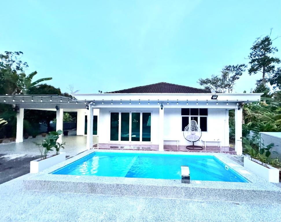 a swimming pool in front of a house at Crystal Valley Jitra in Kampong Belukar