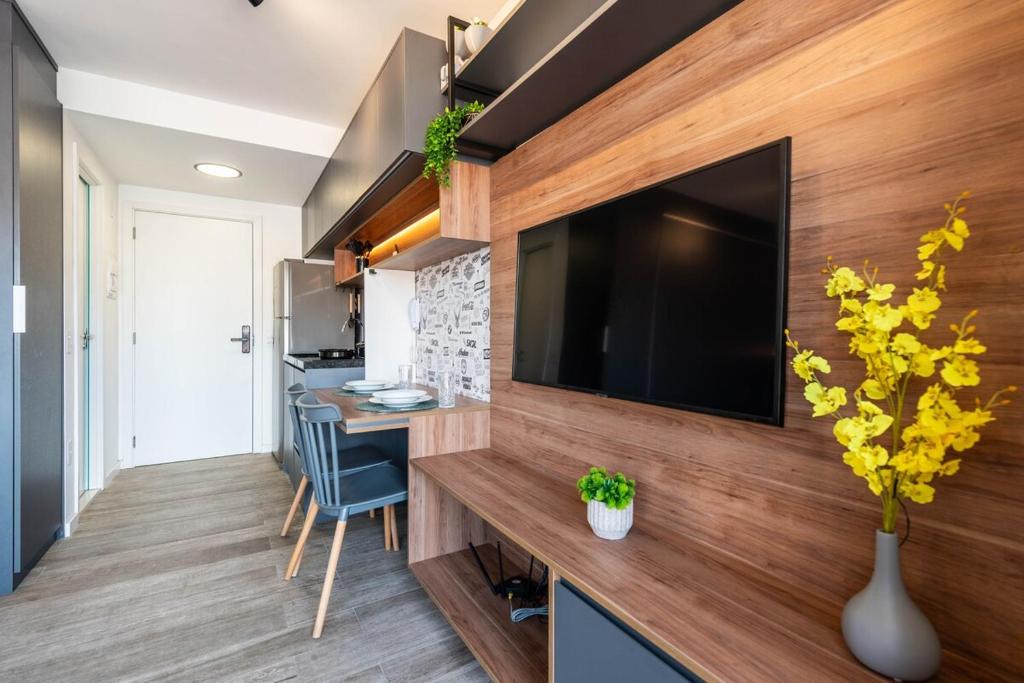 Et tv og/eller underholdning på Studio Novo com Piscina e Metrô ao lado