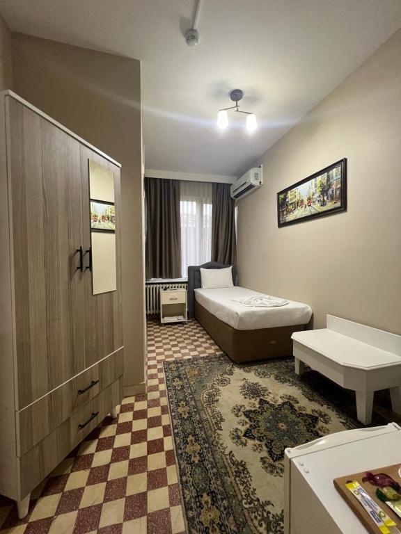 伊斯坦布尔Fındık Palas Otel的酒店客房带一张床和 ⁇ 板地板