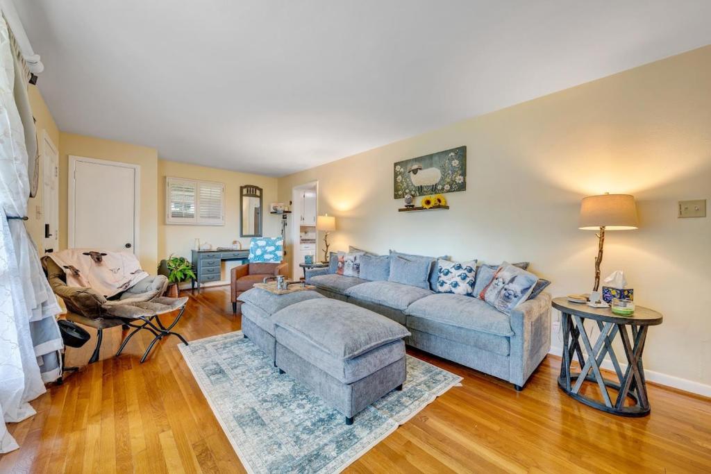 Χώρος καθιστικού στο Spacious 3BR home in convenient location