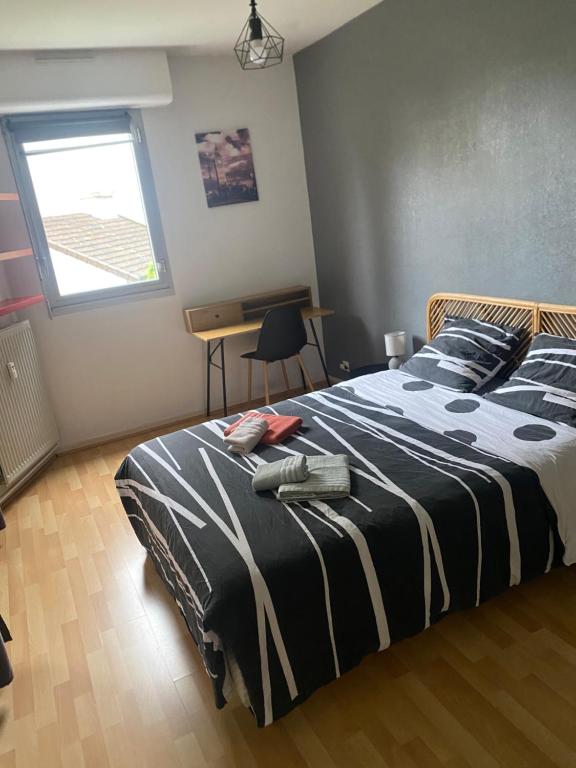 Postel nebo postele na pokoji v ubytování Au cœur du centre ville avec parking privé balcon et wifi