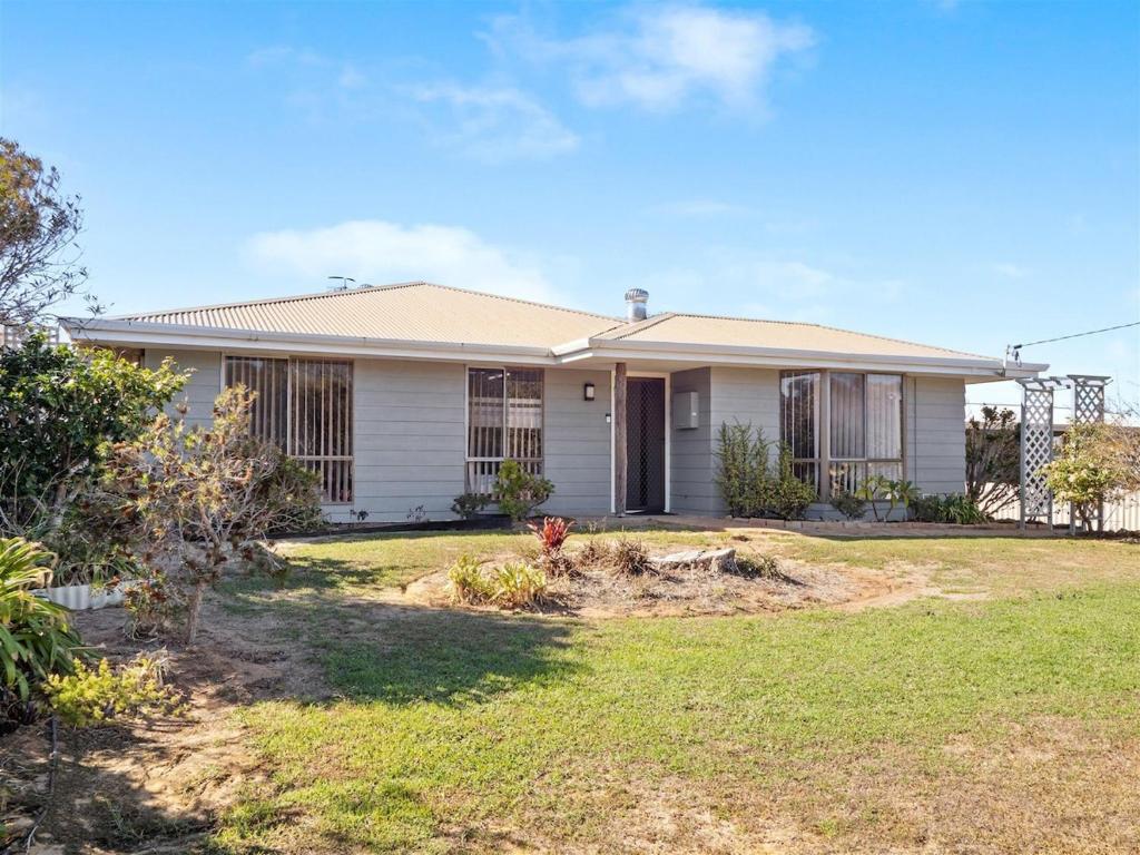 ein weißes Haus mit einem Hof davor in der Unterkunft Leeuwin Cottage in Augusta