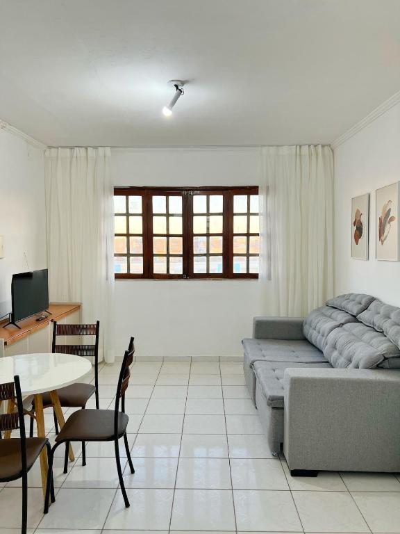 a living room with a couch and a table at Apartamento Central 2 quartos e 2 banheiros, perto shopping in Juazeiro