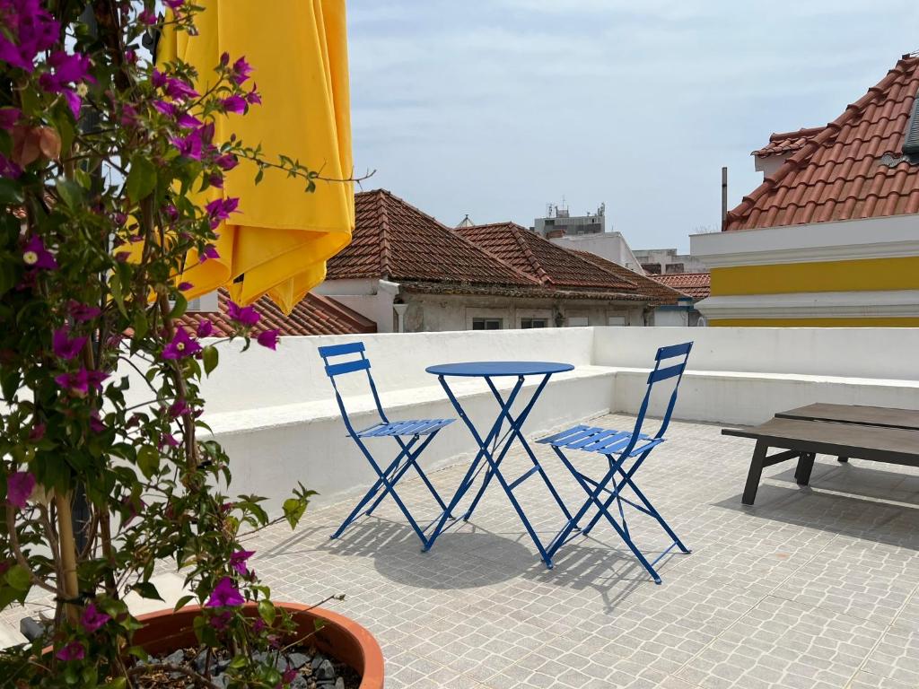 - deux chaises bleues et une table sur une terrasse dans l'établissement Setubal Terrace apartments, à Setúbal