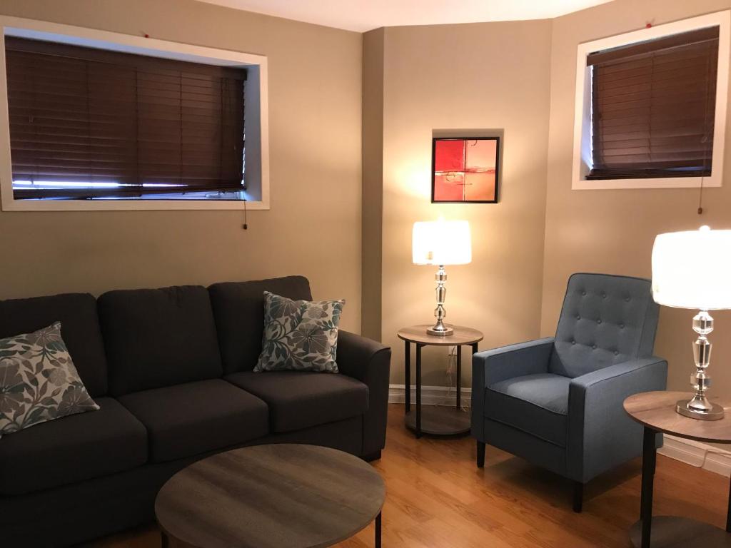 O zonă de relaxare la Westmount Manor Unit 7 - 2 Bedroom Apartment