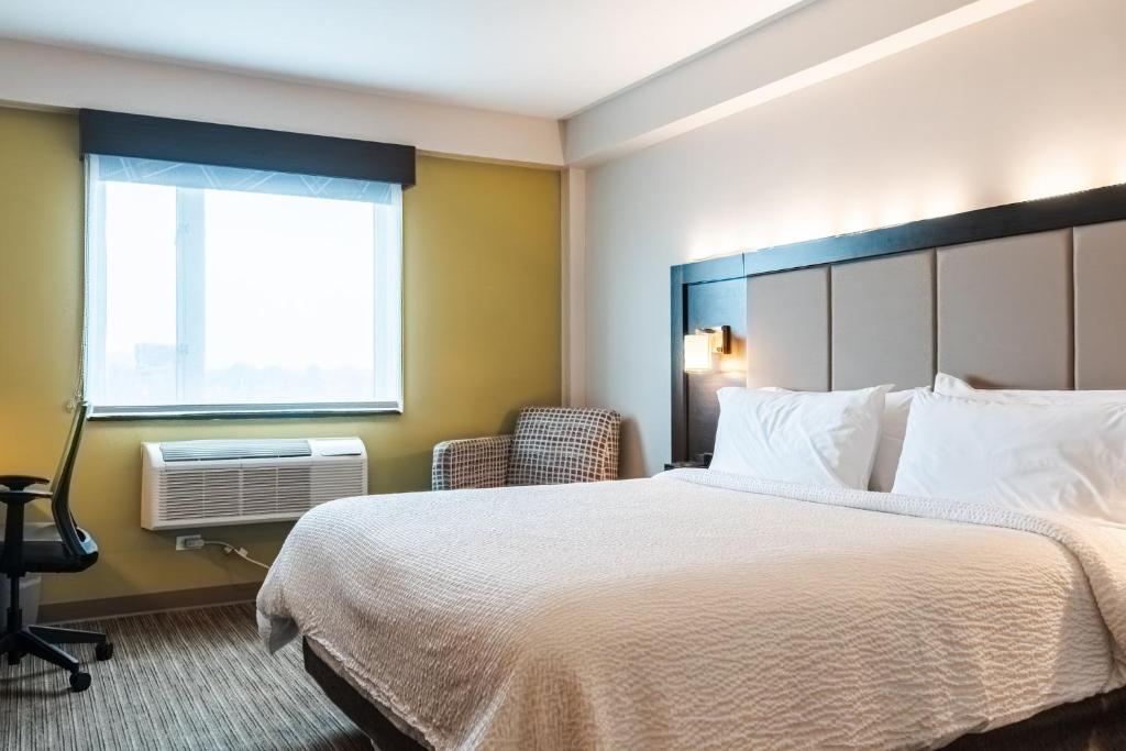 Holiday Inn Express Maspeth, an IHG Hotel - 