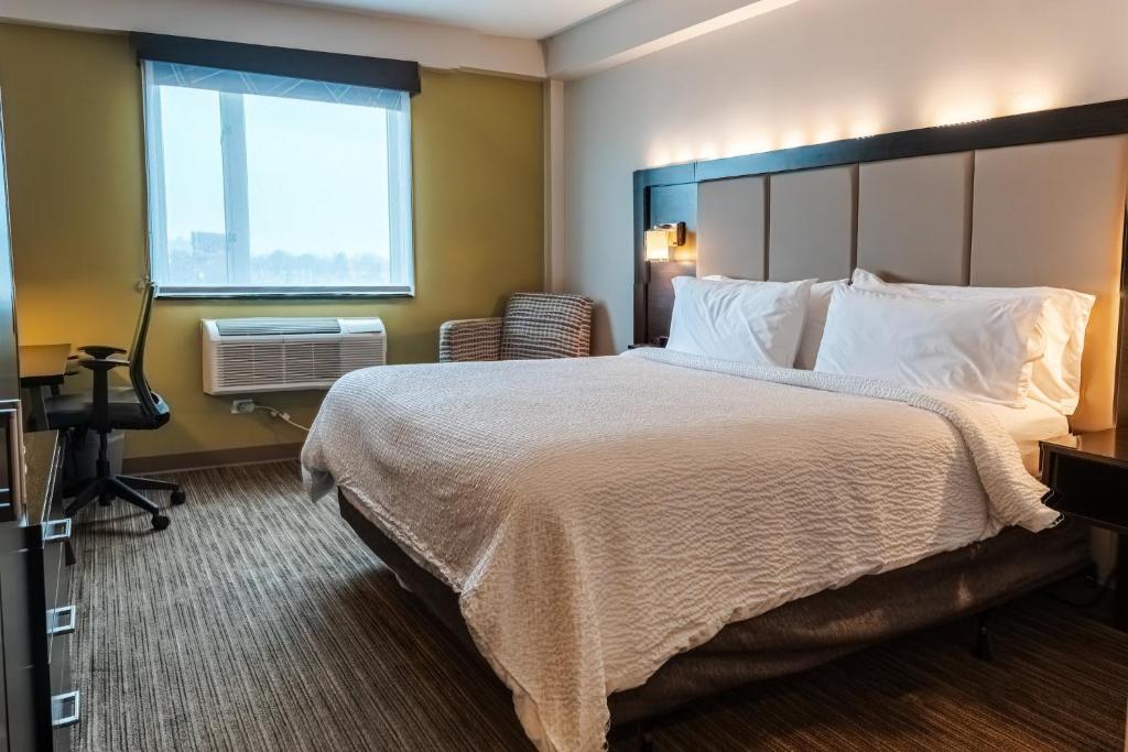 Holiday Inn Express Maspeth, an IHG Hotel - 
