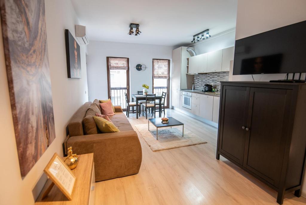 ein Wohnzimmer mit Sofa und Tisch in der Unterkunft Moonlight Apartment in Timişoara