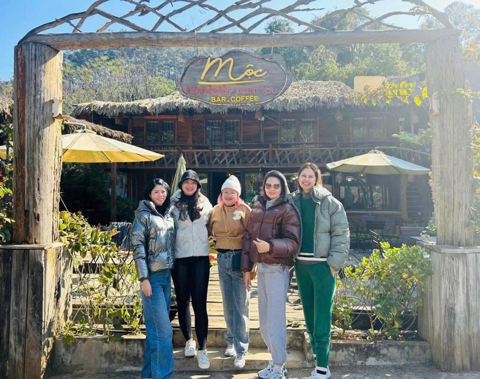 un groupe de personnes debout devant un restaurant dans l'établissement Mộc HomeStay Trạm Tâu, à Trạm Tấu