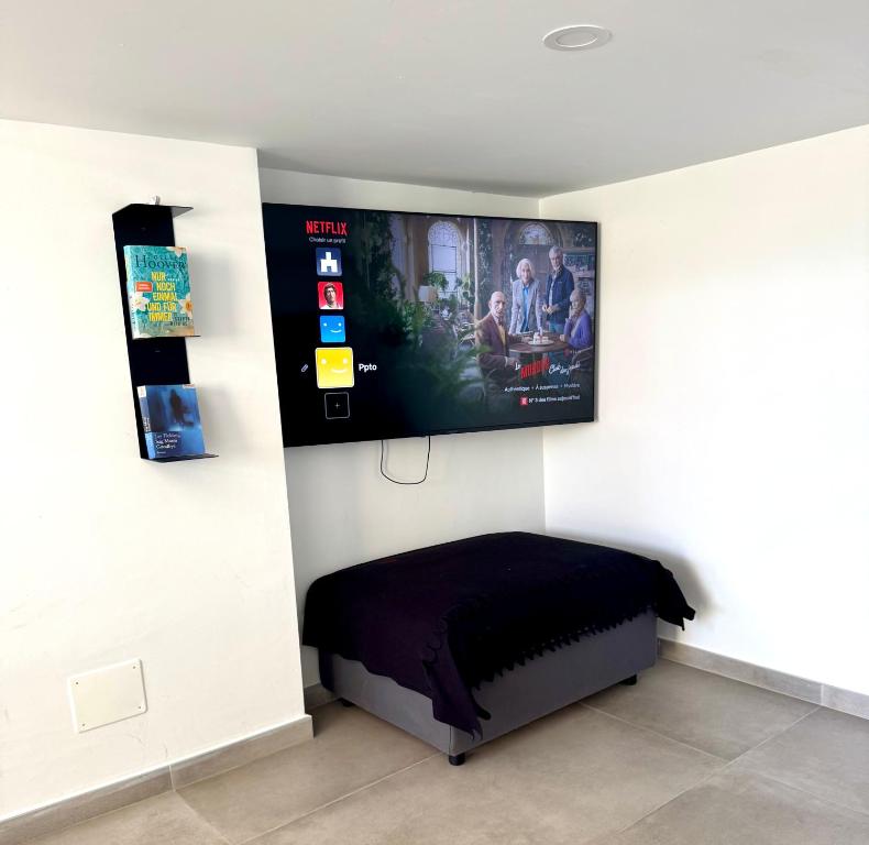 una camera da letto con una TV a schermo piatto sul muro di Casa Felipe 4 ad Adeje