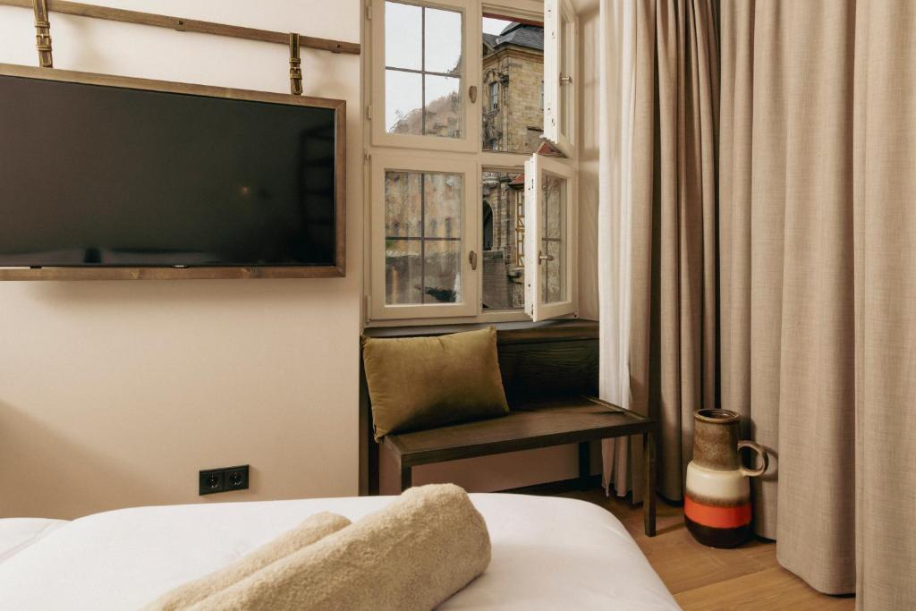 Giường trong phòng chung tại HOY bamberg boutique hotel