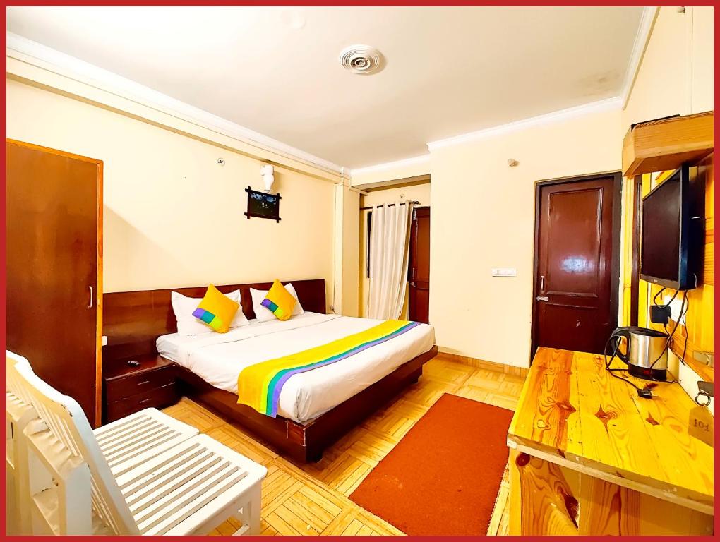 Postel nebo postele na pokoji v ubytování Mall Road Hotel Orchid Nainital Near Naini lake - A Luxury Family Cottage with Wifi - Restaurant - Parking Available - Top Rated Hotel In Nainital - Book Now