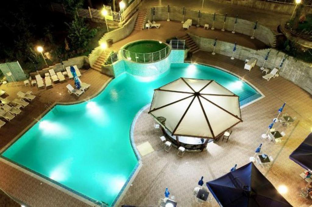 uma vista superior de uma piscina à noite em Europroperties Nikea Park em Golden Sands