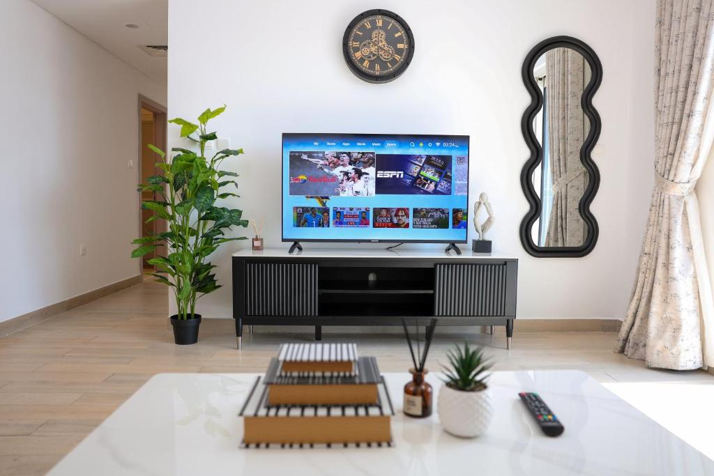 TV a/nebo společenská místnost v ubytování Lavish 2 BHK in Yas Island near Ferrari world and Sea world