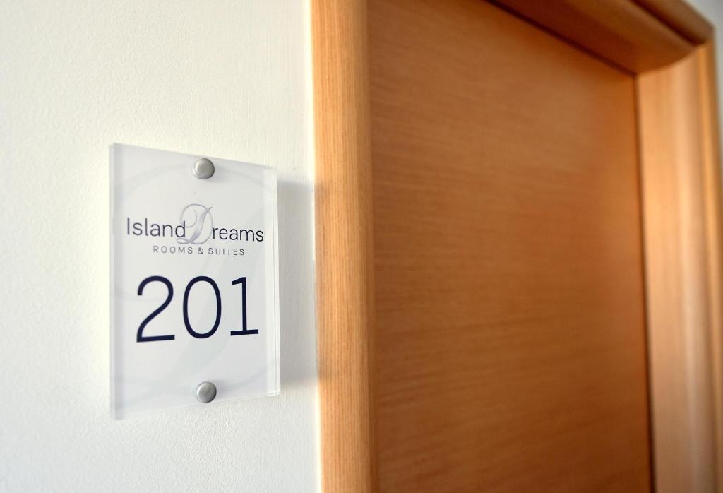 Certifikát, hodnocení, plakát nebo jiný dokument vystavený v ubytování Island Dreams Rooms & Suites
