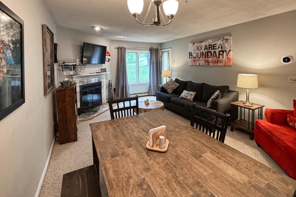 una sala de estar con un sofá y una mesa en Deer Creek 8A, en West Dover