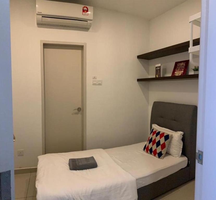 una camera da letto con un letto con un cuscino sopra di I-City I-Soho Homestay at Shah Alam by Landmark a Shah Alam