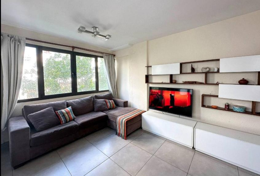 a living room with a couch and a flat screen tv at DEPARTAMENTO pleno centro MAR DEL PLATA in Mar del Plata