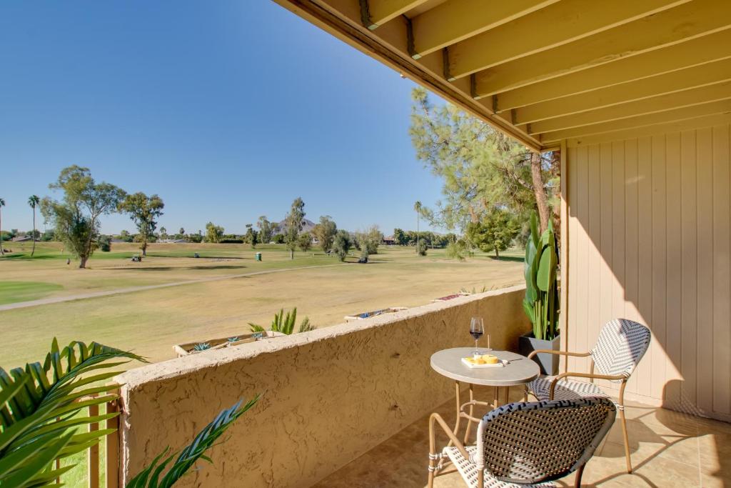 スコッツデールにあるFirst-Floor Condo with Golf Course Views and Pool!のパティオ(テーブル、椅子、ゴルフコース付)