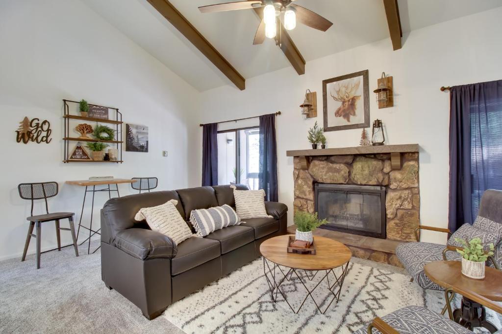 ein Wohnzimmer mit Couch und Kamin in der Unterkunft Forest-View Balcony Pinetop-Lakeside Condo in Pinetop-Lakeside