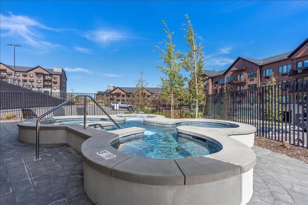 Bazén v ubytování Walk to Deer Valley Resort Adjoining Condo Rooms nebo v jeho okolí