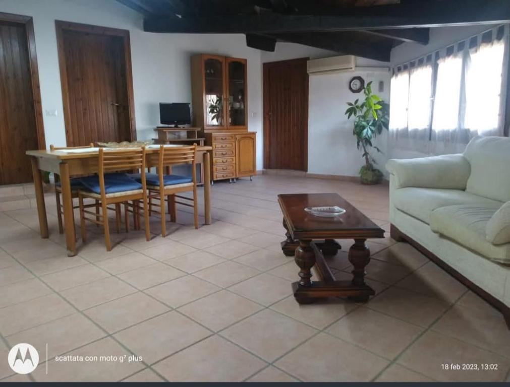 Μια τηλεόραση ή/και κέντρο ψυχαγωγίας στο Casa vacanza Is Argiolas